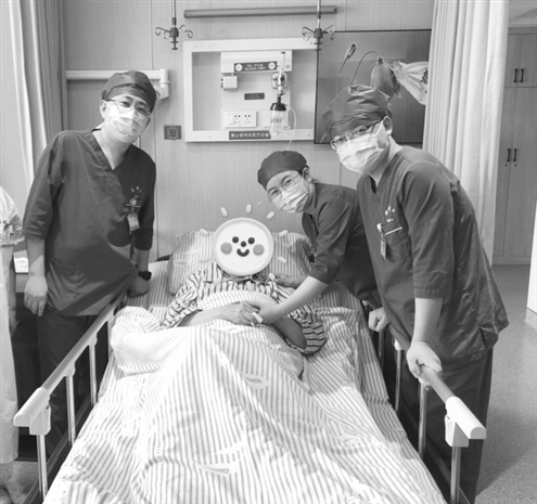 一名高龄重症患者经过治疗转危为安